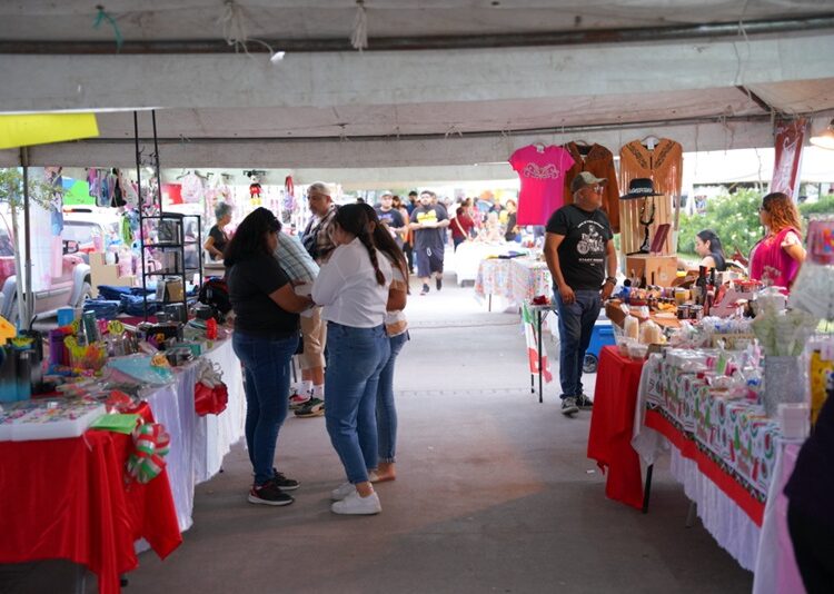 Se divierten ciudadanos en Bazar UNE “Fiestas Patrias”