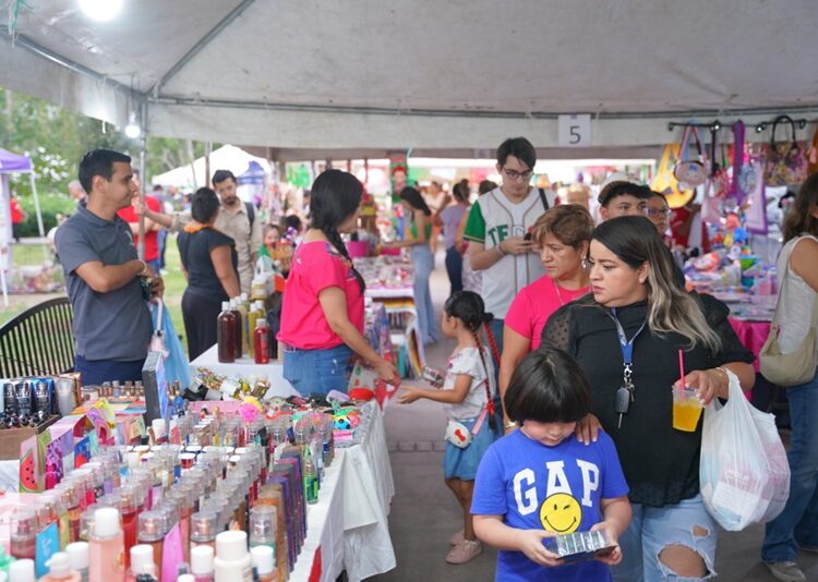 Se divierten ciudadanos en Bazar UNE “Fiestas Patrias”