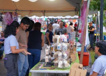 Se divierten ciudadanos en Bazar UNE “Fiestas Patrias”