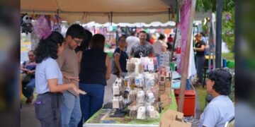 Se divierten ciudadanos en Bazar UNE “Fiestas Patrias”