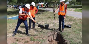 Se unen SEDUMA y estudiantes para reforestar laguna ‘La Escondida’ en Reynosa
