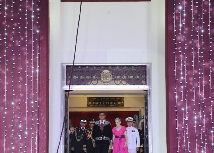 Vivan las mujeres y los hombres de la transformación: Américo