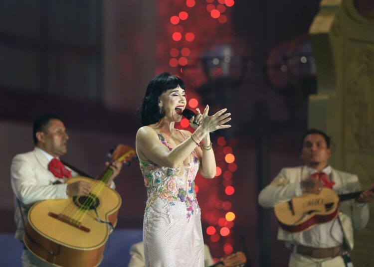 Vivan las mujeres y los hombres de la transformación: Américo