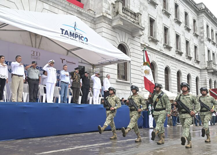 Chucho encabeza desfile en Tampico