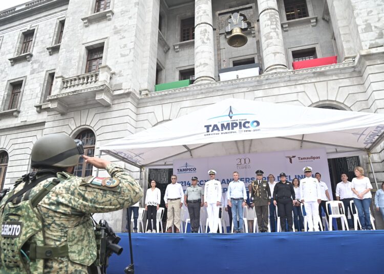 Chucho encabeza desfile en Tampico