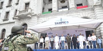 Chucho encabeza desfile en Tampico