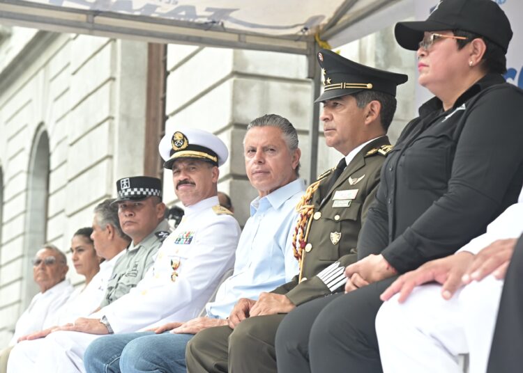 Chucho encabeza desfile en Tampico