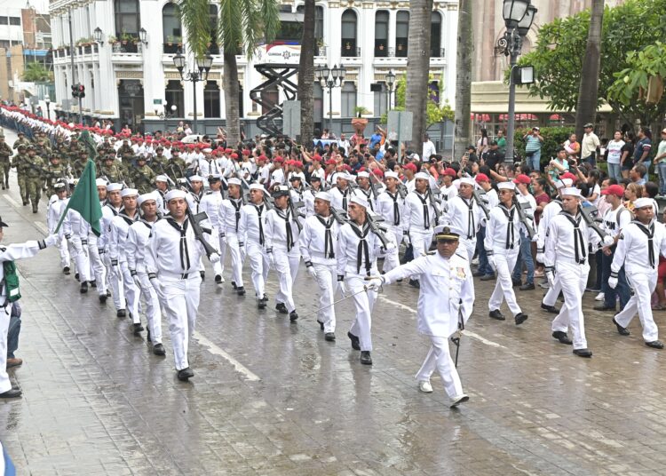 Chucho encabeza desfile en Tampico