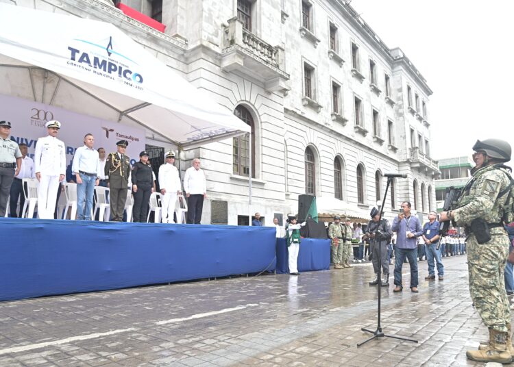 Chucho encabeza desfile en Tampico