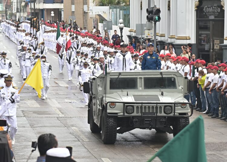 Chucho encabeza desfile en Tampico