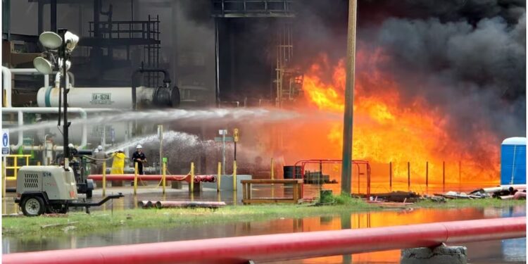 Reportan incendio en Refinería de Salina Cruz, en Oaxaca