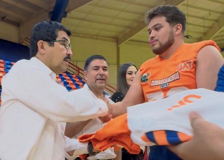Presenta Rector a los Correcaminos UAT Liga Mayor de Americano
