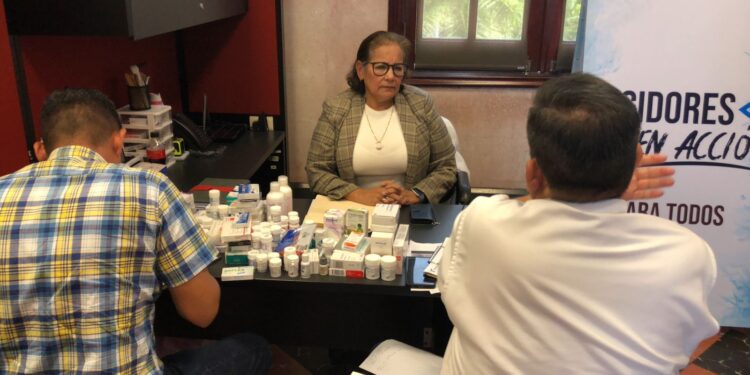 COEPRIS le cae a regidora panista por entregar medicamento