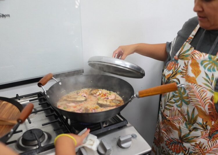 Aprenden ciudadanas “Sabores del Mundo” en Taller de Oficio UNE