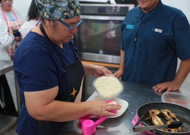 Aprenden ciudadanas “Sabores del Mundo” en Taller de Oficio UNE