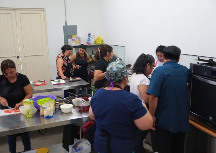 Aprenden ciudadanas “Sabores del Mundo” en Taller de Oficio UNE