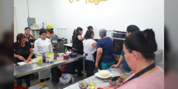 Aprenden ciudadanas “Sabores del Mundo” en Taller de Oficio UNE
