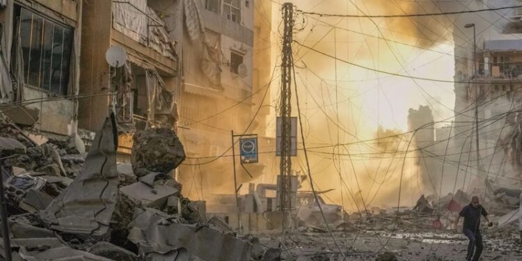 Ataques israelíes sacuden Beirut; cierran paso clave con Siria