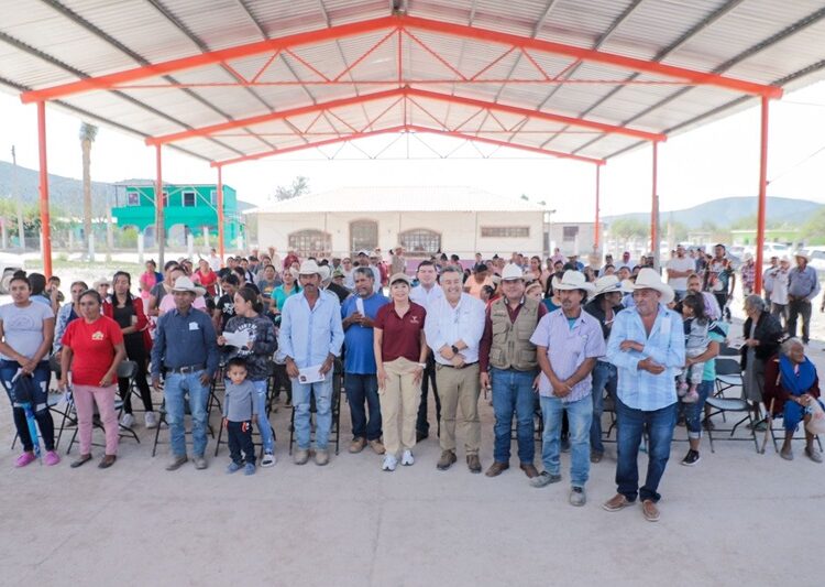 Cumple gobernador con pobladores del ejido Francisco Villa de Tula