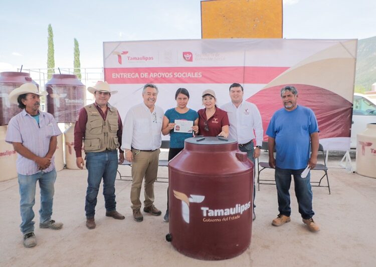 Cumple gobernador con pobladores del ejido Francisco Villa de Tula