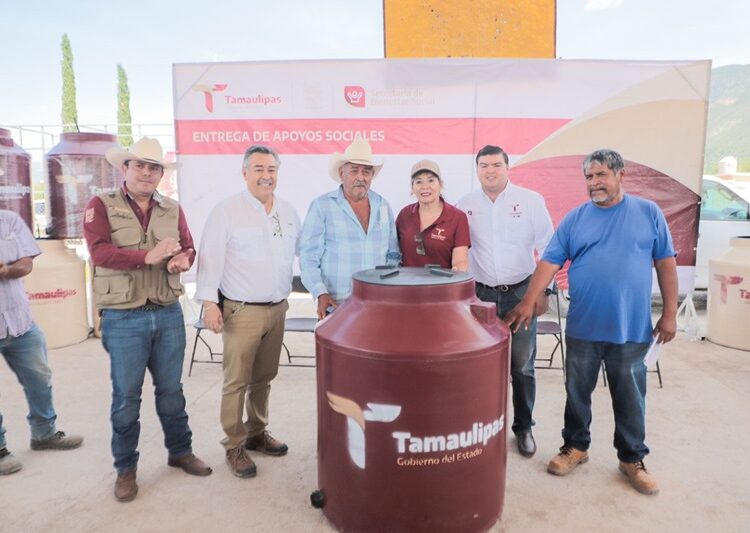 Cumple gobernador con pobladores del ejido Francisco Villa de Tula