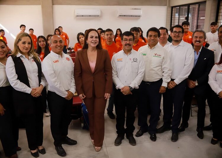 Dámaso Anaya y Carmen Lilia inauguran la Preparatoria UAT NLD