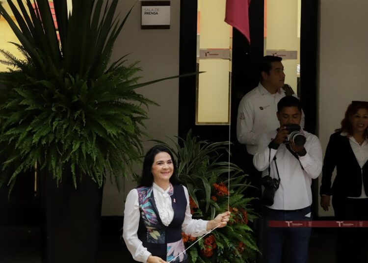 Devela Mónica Villarreal escudo oficial de Tampico en Palacio de Gobierno Estatal