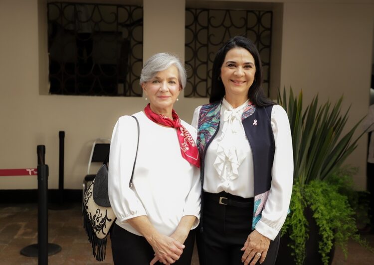 Devela Mónica Villarreal escudo oficial de Tampico en Palacio de Gobierno Estatal