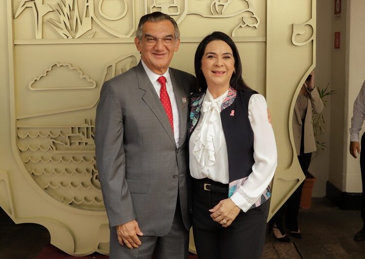 Devela Mónica Villarreal escudo oficial de Tampico en Palacio de Gobierno Estatal