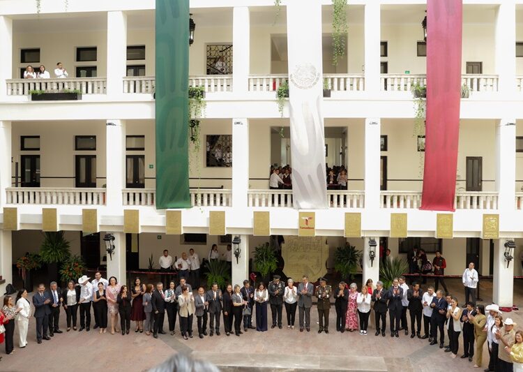 Devela Mónica Villarreal escudo oficial de Tampico en Palacio de Gobierno Estatal