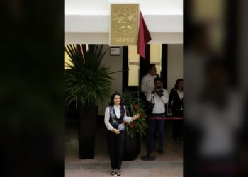 Devela Mónica Villarreal escudo oficial de Tampico en Palacio de Gobierno Estatal