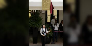 Devela Mónica Villarreal escudo oficial de Tampico en Palacio de Gobierno Estatal