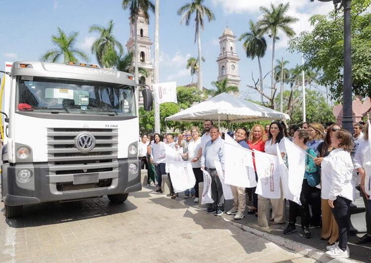 Entrega Mónica Villarreal 5 nuevos camiones recolectores de basura