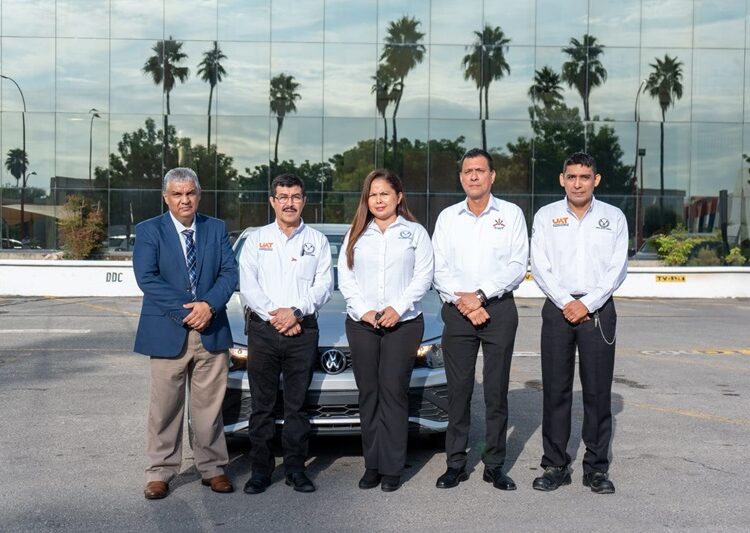 Entrega el rector premios del sorteo para docentes del SUTAUAT