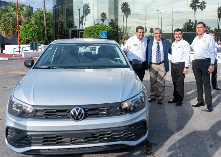 Entrega el rector premios del sorteo para docentes del SUTAUAT