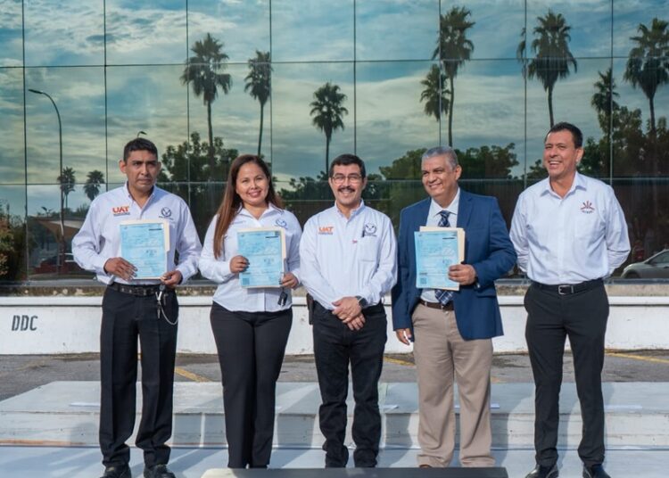 Entrega el rector premios del sorteo para docentes del SUTAUAT
