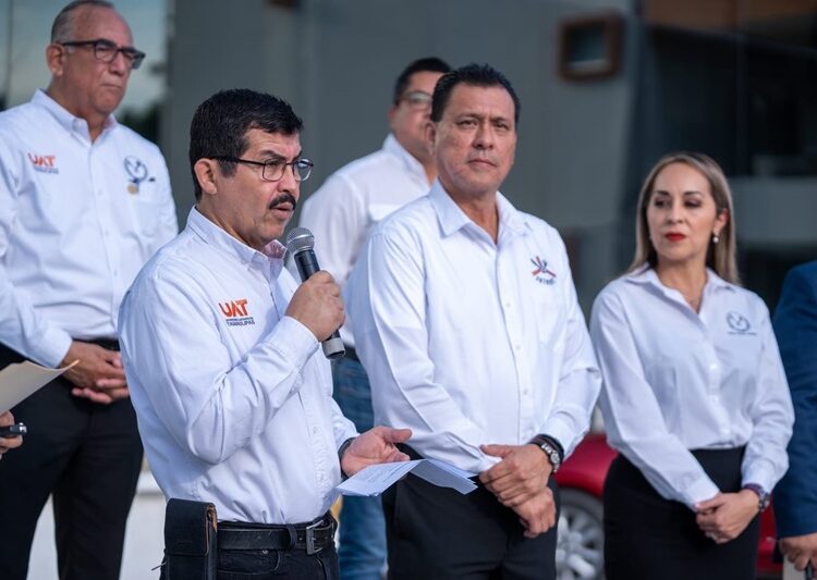 Entrega el rector premios del sorteo para docentes del SUTAUAT