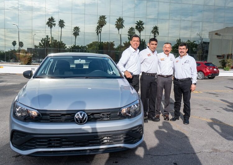 Entrega el rector premios del sorteo para docentes del SUTAUAT