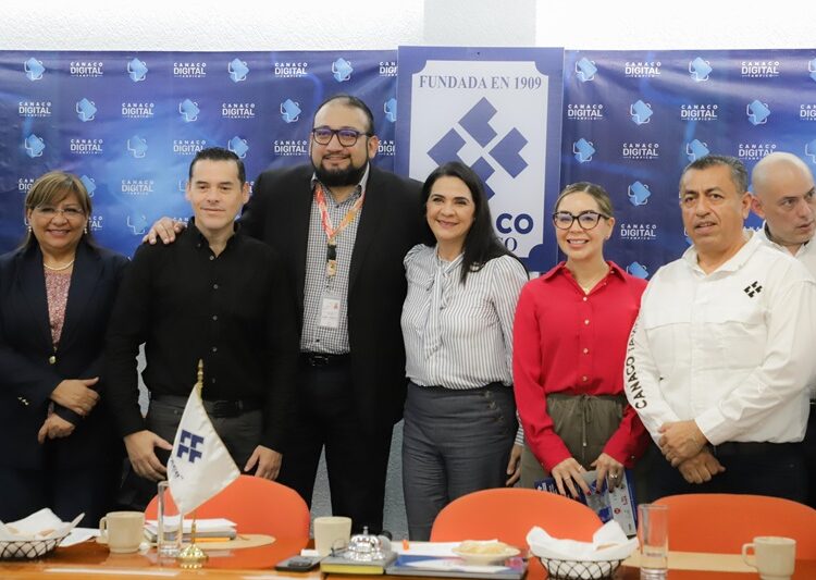 Expone Mónica avances y proyectos de desarrollo a socios de Canaco