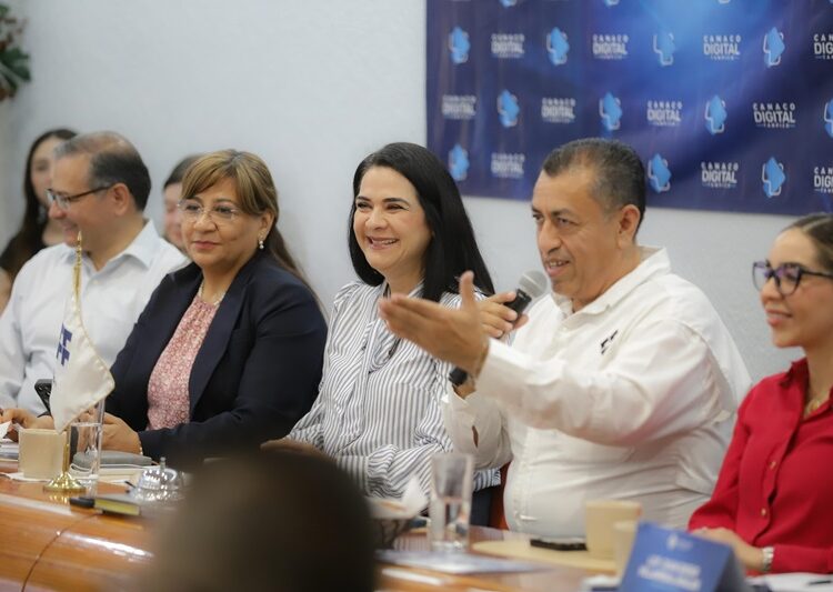Expone Mónica avances y proyectos de desarrollo a socios de Canaco