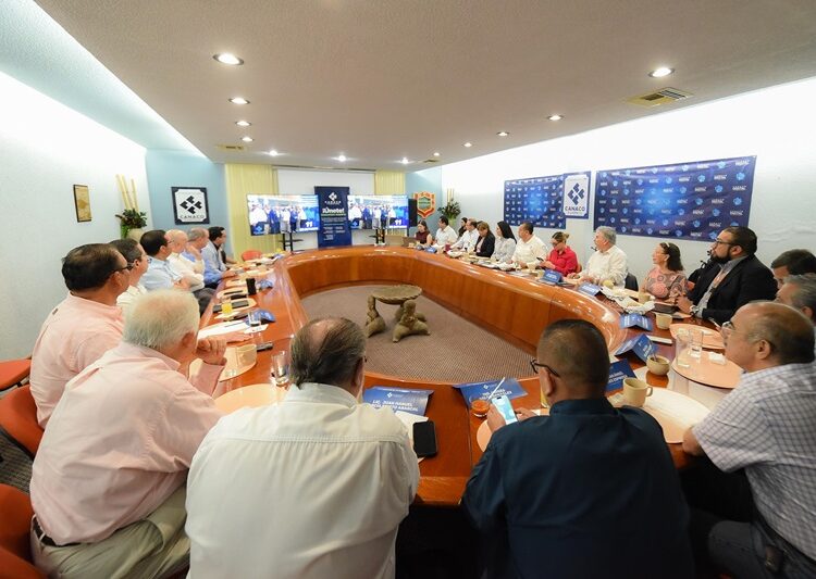 Expone Mónica avances y proyectos de desarrollo a socios de Canaco