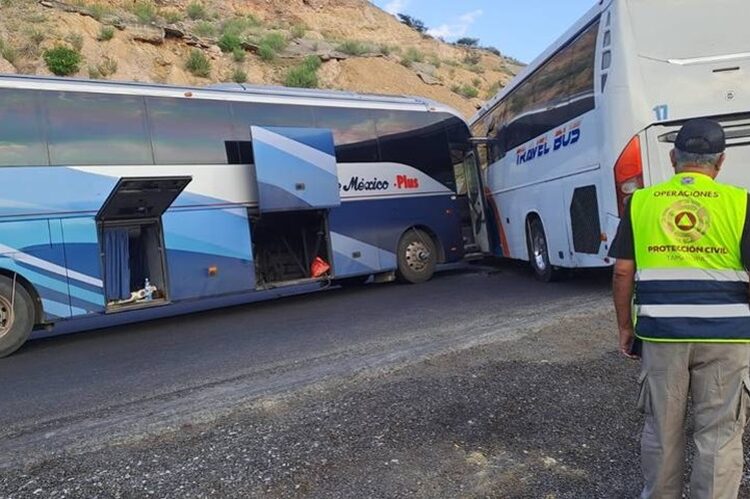 Choque entre dos autobuses deja bloqueo en carretera de Tamaulipas