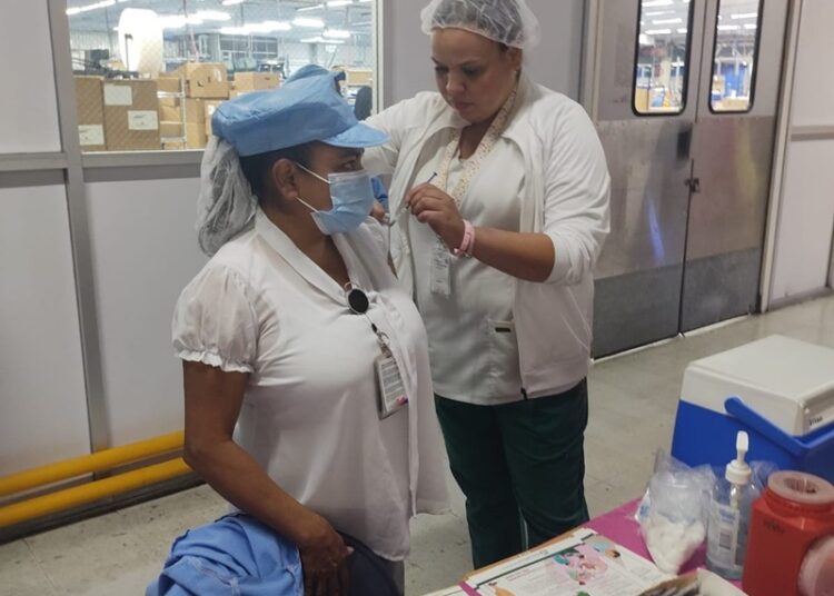 Facilita NLD servicios de salud a trabajadores de la Empresa TKR