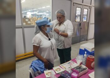 Facilita NLD servicios de salud a trabajadores de la Empresa TKR