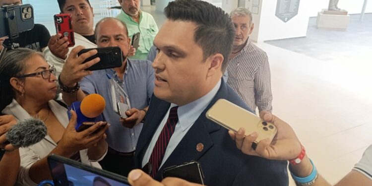 Líder del Congreso pide diálogo entre alcalde de Victoria y sus regidores