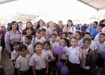 María de Villarreal lleva “Transformando Familias” a la ribereña