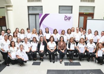Presidenta del DIF Tampico entrega nombramientos a equipo de colaboradoras