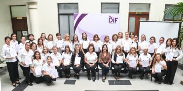 Presidenta del DIF Tampico entrega nombramientos a equipo de colaboradoras