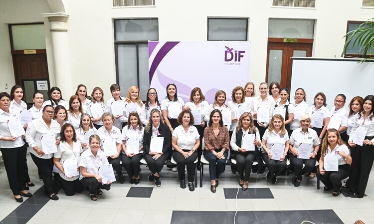 Presidenta del DIF Tampico entrega nombramientos a equipo de colaboradoras