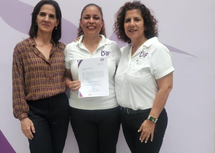 Presidenta del DIF Tampico entrega nombramientos a equipo de colaboradoras